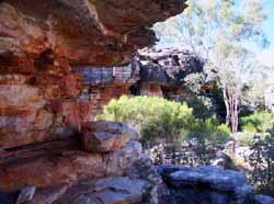 Labyrinth rock shelters